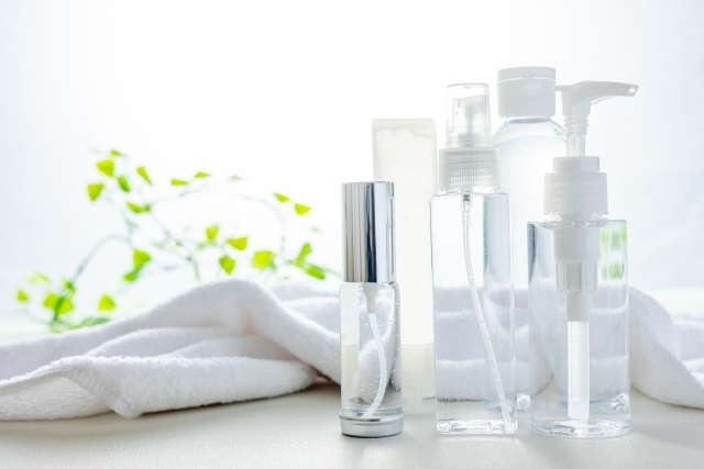 テーブルに並んだスキンケアアイテム