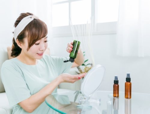 スキンケアをする女性