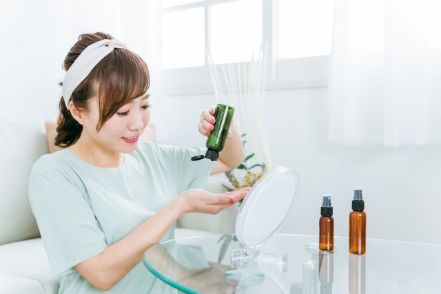 スキンケアをする女性