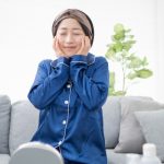 ほほを抑える女性