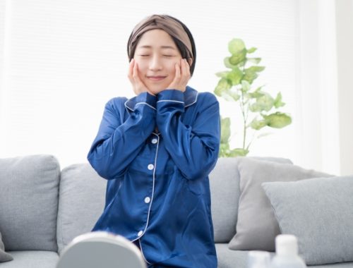 ほほを抑える女性