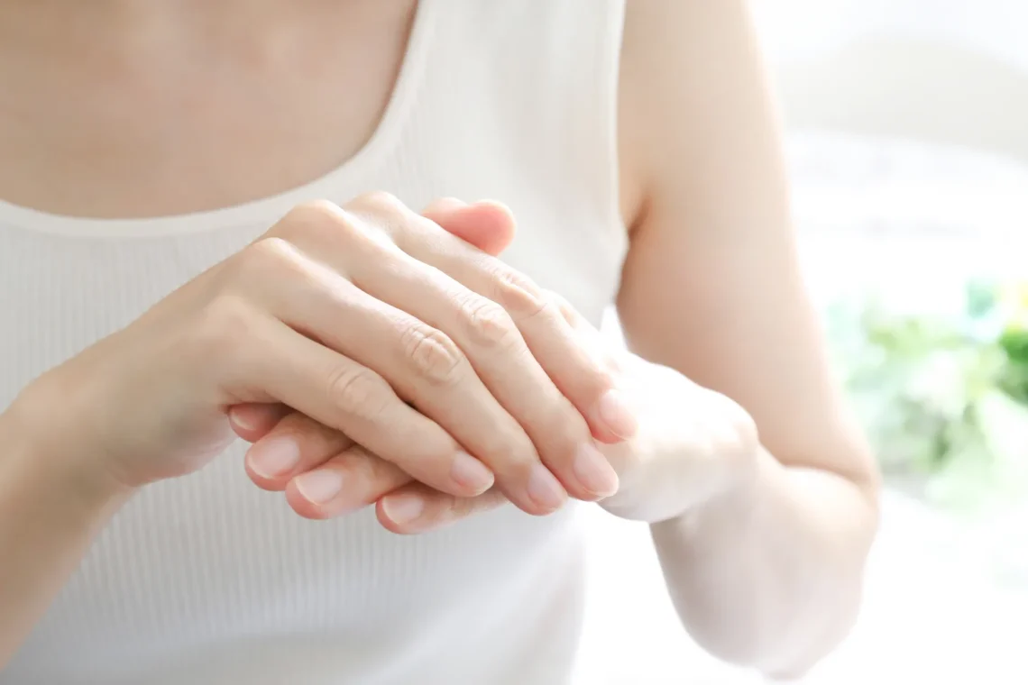 手を綺麗にする方法は？しわ・血管浮きをケアして若々しい手元へ
