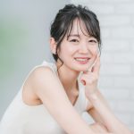 ほほ笑んでいる女性