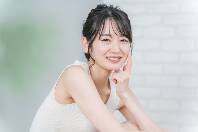 ほほ笑んでいる女性