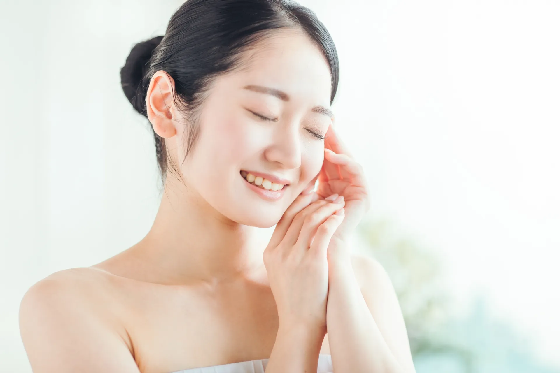 化粧水をつけた後はどうする？基本の手順となじませ方